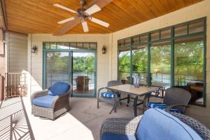 patio con mesa y sillas y ventilador de techo en Serenity Escape by the Lake - Condo for 6 with Resort-style Amenities, en Branson 20 fotos más