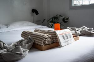 Postel nebo postele na pokoji v ubytování Revolution Koh Tao