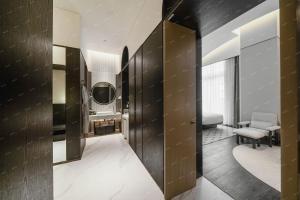 Ένα μπάνιο στο Louie Castle Sycamore Hotel