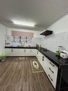 Η κουζίνα ή μικρή κουζίνα στο Vallaris Home Bandar Melaka