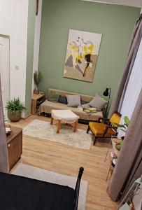 ein Wohnzimmer mit Couch und Tisch in der Unterkunft NagyFlow2 in Pécs