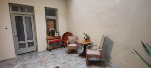 Zimmer mit einem Tisch, Stühlen und einer Tür in der Unterkunft NagyFlow2 in Pécs + 7 Fotos