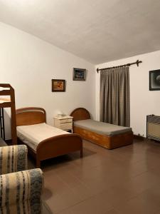 a hotel room with two beds and a couch at La Gregoria in Carpintería
