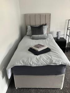Katil atau katil-katil dalam bilik di CONTRACTOR STAYS WELCOME newly refurbished 2 bedroom apartment sleeps 5 with free SECURE parking and WiFi Fully Fitted Kitchen with Washer Dryer Weekly bedding change and hoover Long Term Stay Rate available 3 miles from City Centre