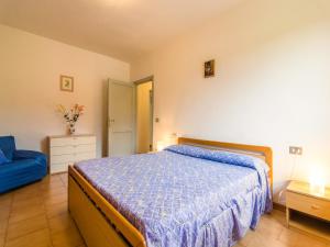 A bed or beds in a room at Aesthetic Farmhouse in Bucine with Barbecue