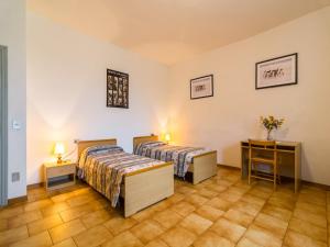 A bed or beds in a room at Aesthetic Farmhouse in Bucine with Barbecue
