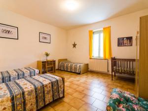 A bed or beds in a room at Aesthetic Farmhouse in Bucine with Barbecue