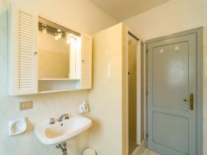A bathroom at Aesthetic Farmhouse in Bucine with Barbecue