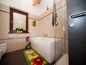 Ένα μπάνιο στο Holiday Home in Ponte near Lake Santa Croce +32 φωτογραφίες