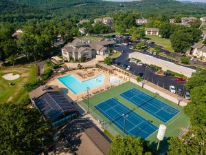 ブランソンにあるGolf View Serenity - Open Deck & Close To Lakeのテニスコートの空中ビュー