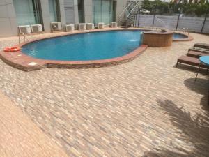 Bazén v ubytování golden tulip essential owerri nebo v jeho okolí
