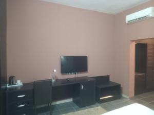 TV a/nebo společenská místnost v ubytování golden tulip essential owerri