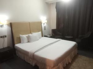 Postel nebo postele na pokoji v ubytování golden tulip essential owerri