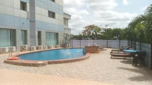 Bazén v ubytování golden tulip essential owerri nebo v jeho okolí