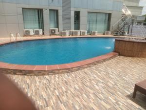 Bazén v ubytování golden tulip essential owerri nebo v jeho okolí