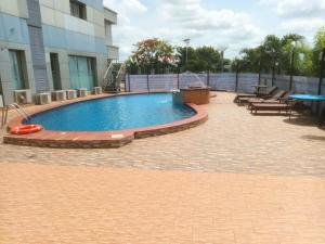 Bazén v ubytování golden tulip essential owerri nebo v jeho okolí