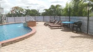 Bazén v ubytování golden tulip essential owerri nebo v jeho okolí