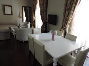 a dining room with a white table and chairs at Precioso Apartamento en el Centro in Seville