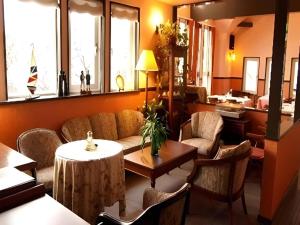 土庄町にあるCountry Inn The White Marineのリビングルーム(ソファ、テーブル、椅子付)
