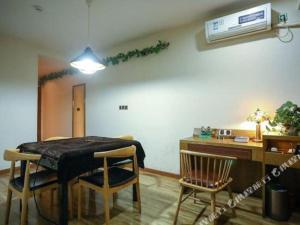 a room with a table and chairs and a desk at James Joyce Coffetel Nanchang West Station Nanchang University in Xinjian +57 photos