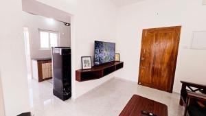 Μια τηλεόραση ή/και κέντρο ψυχαγωγίας στο Chippy Service Apartments No11 RadialRoad