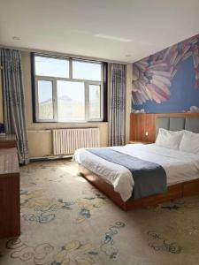 a bedroom with a large bed with a flower mural at PAI Hotel Chengde Pingquan Central Square in Chengde