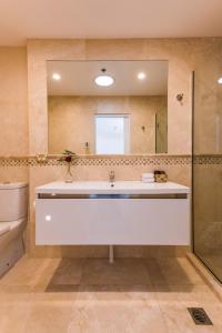 Ein Badezimmer in der Unterkunft Fino Hotel & Suites