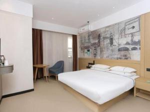 Postel nebo postele na pokoji v ubytování City Comfort Inn Huanggang Luotian Yishui Waitan + 149 fotografií