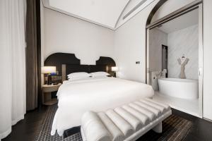Ένα ή περισσότερα κρεβάτια σε δωμάτιο στο Louie Castle Sycamore Hotel