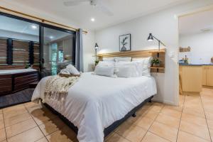 Postel nebo postele na pokoji v ubytování Sunbird Gardens Villa 1