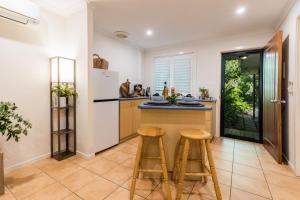 Kuchyň nebo kuchyňský kout v ubytování Sunbird Gardens Villa 1