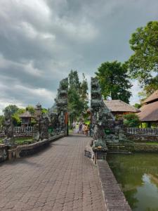a cobblestone street with stone buildings next to a pond at Aroha Villa in Banjar