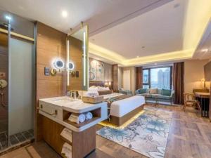 um quarto de hotel com uma cama e um banheiro em James Joyce Coffetel Harbin West High-speed Railway Station Wanda Plaza em Harbin mais 242 fotografias