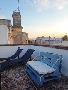 un lit et un hamac assis au sommet d'un bâtiment dans l'établissement La terrazza sul castello, à Palmariggi
