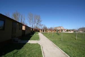 einen Weg in einem Feld neben einem Gebäude in der Unterkunft Bungalows Granja Escuela Arlanzón in Arlanzón