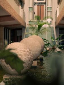 a large bowl like object sitting in the water at The Mansion Pakchong in Pak Johng