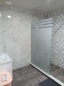 Φωτογραφία από το άλμπουμ του New apartment 300 m from the sea σε 'Aïn el Turk