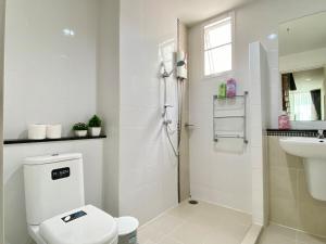 Vannituba majutusasutuses Cozy home near impact arena +53 fotot