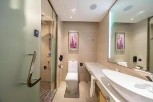 深セン市にあるLavande Hotel Shenzhen Jingtian Metro Stationのトイレ、洗面台、鏡のあるバスルーム +267枚の写真