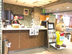八戸市にあるホテルテトラ八戸の帽子を被った男の食堂