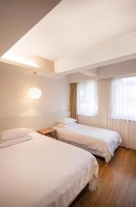 Letto o letti in una camera di Xiamen Gulangyu Heitan Hotel