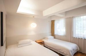 Letto o letti in una camera di Xiamen Gulangyu Heitan Hotel