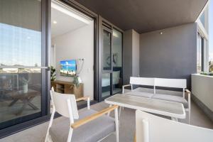Un comedor con mesa y sillas en Modern 1-Bed Apartment with Views in Fremantle, en North Fremantle 29 fotos más