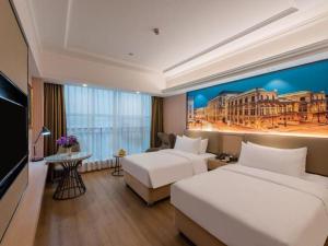 une chambre d'hôtel avec deux lits et un tableau au mur dans l'établissement Vienna Hotel Ganzhou Economic Development Zone 1st Hospital West High-Speed Railway Station, à Ganzhou 94 autres photos