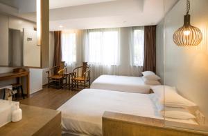 Letto o letti in una camera di Xiamen Gulangyu Heitan Hotel