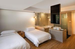 Letto o letti in una camera di Xiamen Gulangyu Heitan Hotel