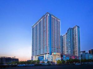 a large tall building in the middle of a city at Vienna Hotel Hubei Xiaogan Beijing Road in Xiaogan