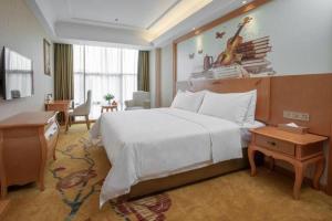 Ένα ή περισσότερα κρεβάτια σε δωμάτιο στο Vienna Hotel Hebei Cangzhou Mingzhu Market