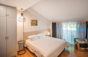 Letto o letti in una camera di Xiamen Gulangyu Heitan Hotel