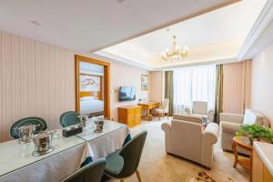 a hotel room with a living room and a bedroom at Vienna Hotel Hebei Hengshui High-Speed Railway Station in Hengshui
